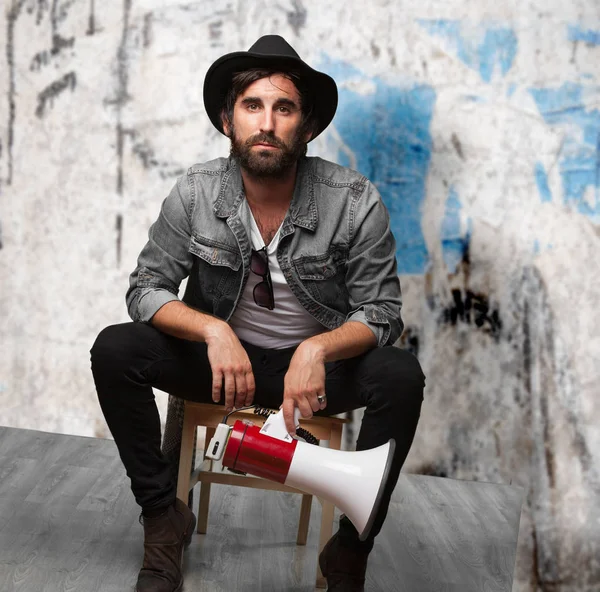  genç adam megafon ile bağırarak