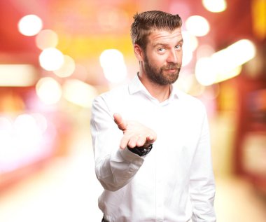 mutlu genç adam gösteren jest