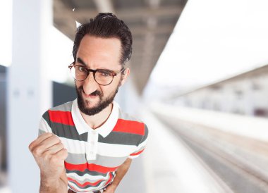 çılgın genç adam kızgın poz