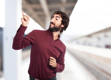 mutlu genç adam dans