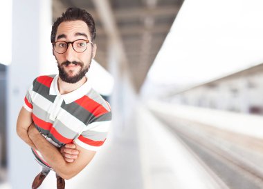 mutlu genç adam gurur poz