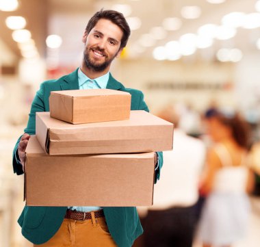 kutuları ile mutlu işadamı