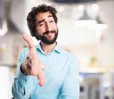 gururlu genç adam el sallamak