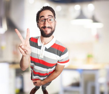 zafer işareti ile mutlu genç adam