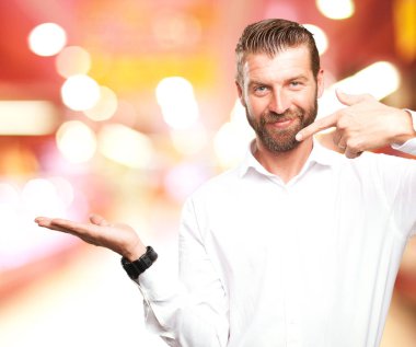 mutlu genç adam gösteren jest