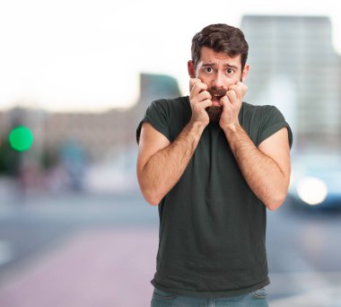 korkmuş genç adam için endişe