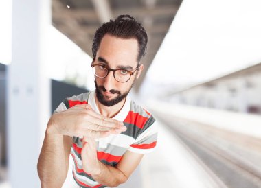 zaman aşımı işareti ile çılgın genç adam