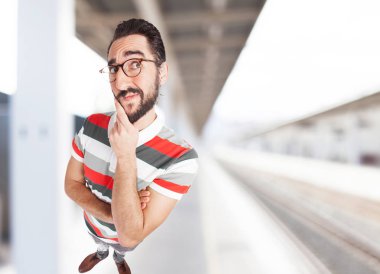 Mutlu genç adam düşünme