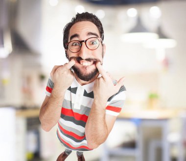 çılgın genç adam gülümseyen