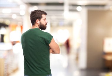 mutlu genç adam geri