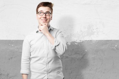 Mutlu genç adam düşünme