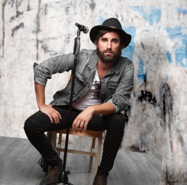 mikrofon ile mutlu rockstar