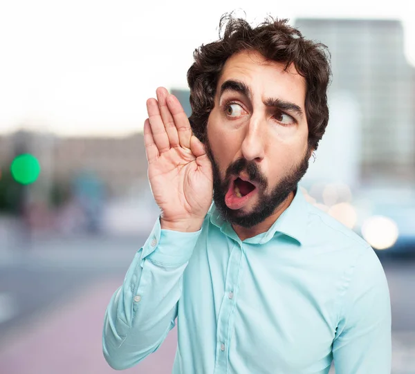 Konzentrierter junger Mann hört zu — Stockfoto