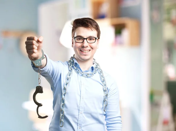 Щасливий молодий чоловік з наручниками — стокове фото