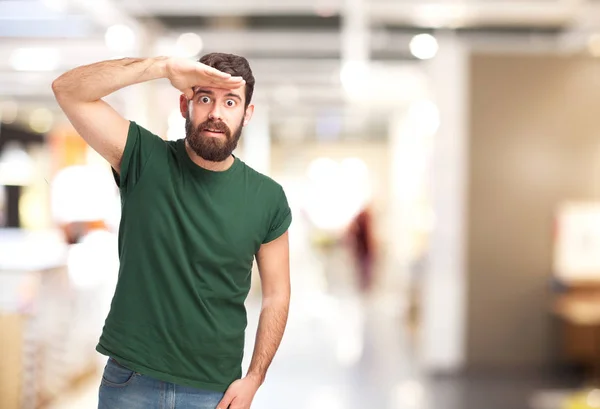 Jovem confuso olhando longe — Fotografia de Stock