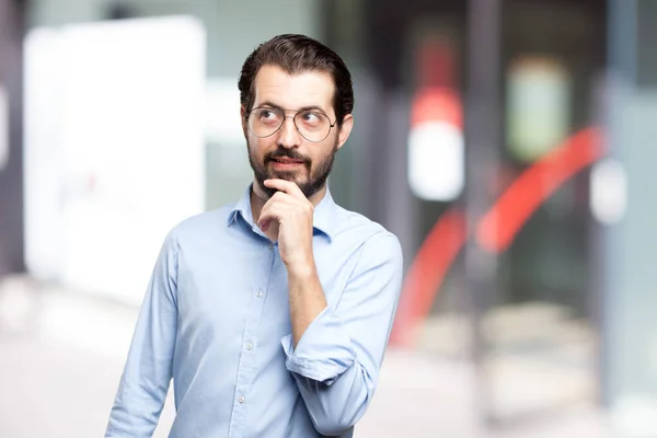 Glücklicher junger Mann in konzentrierter Pose — Stockfoto