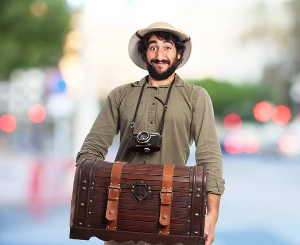 Homme explorateur heureux avec poitrine — Photo