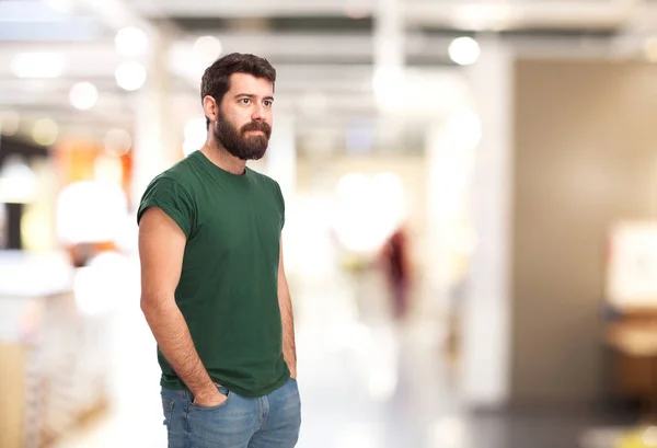 Joven feliz buscando lejos — Foto de Stock