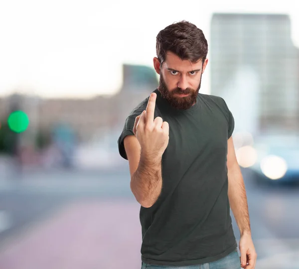 Kızgın genç adam kabuk işareti ile — Stok fotoğraf