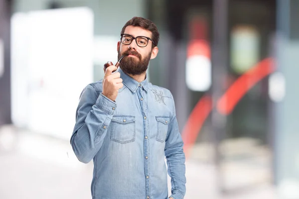 Ennuyeux jeune homme avec pipe — Photo