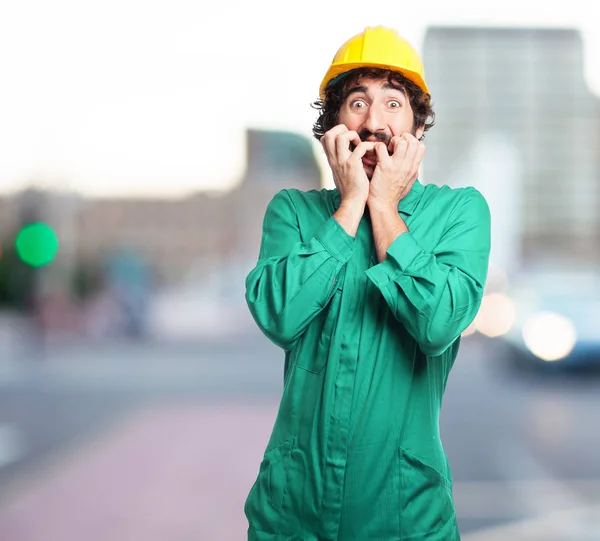 Homem trabalhador assustado em pose preocupada — Fotografia de Stock