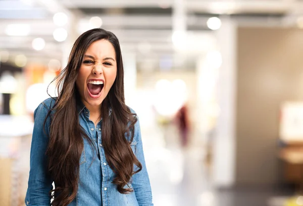 Mujer joven enojada gritando — Foto de Stock