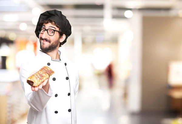 Šťastný mladý muž s pekárna — Stock fotografie