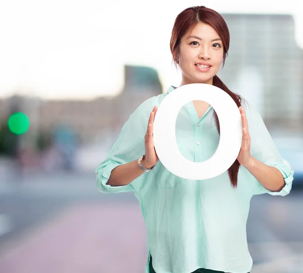 Happy chinese woman with o letter — Stock Photo, Image