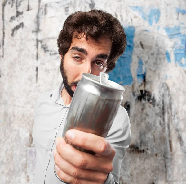 Jeune homme fatigué avec de la bière — Photo