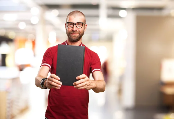 Koncentrerad ung man med liten bok — Stockfoto