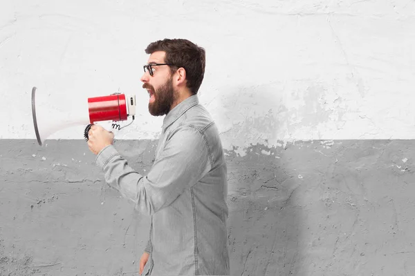 Angry young man met een megafoon — Stockfoto