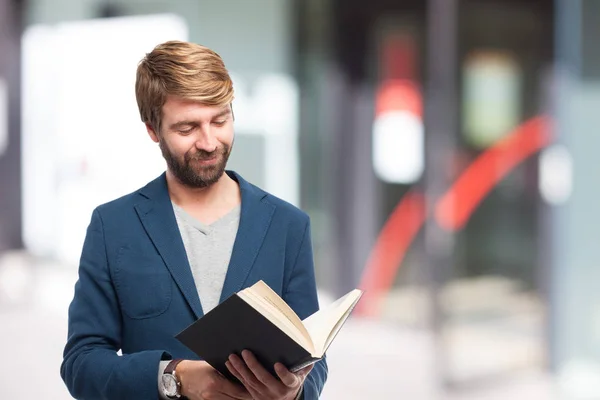 Homme d'affaires heureux avec petit livre — Photo