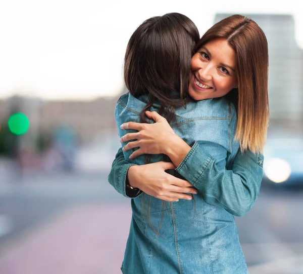 Hermanas felices abrazándose —  Fotos de Stock