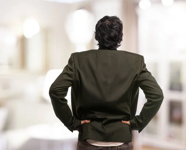 Hombre de negocios de vuelta en pose orgullosa — Foto de Stock