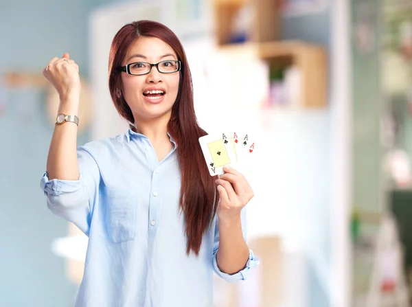 Mujer china feliz con tarjetas de póquer —  Fotos de Stock