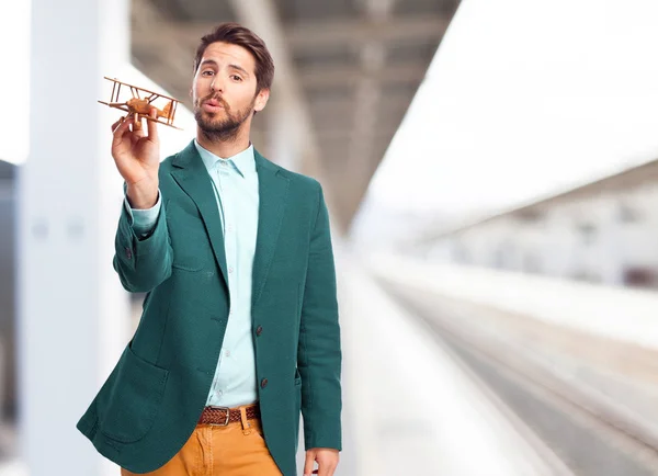 Gelukkig zakenman met speelgoed vliegtuig — Stockfoto