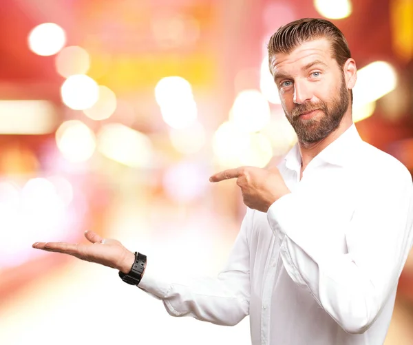 Gelukkig jonge man weergegeven: gebaar — Stockfoto