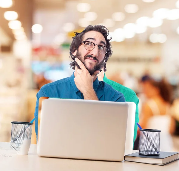 Homem de negócios pensando com laptop — Fotografia de Stock