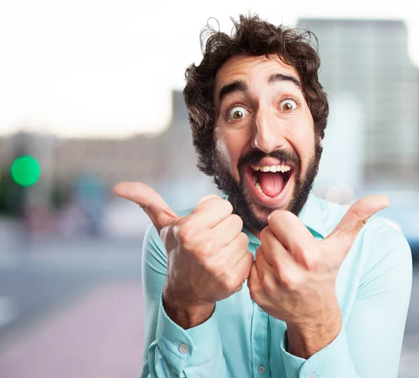 Tamam işareti ile mutlu genç adam