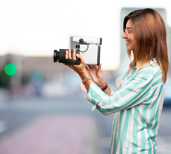 Heureuse jeune femme avec caméra de film — Photo