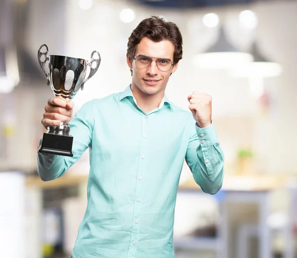 Šťastný mladý muž s sport cup — Stock fotografie