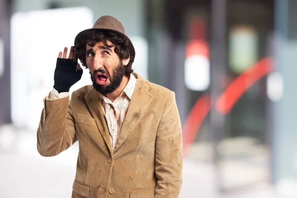 Glücklicher junger Mann hört zu — Stockfoto