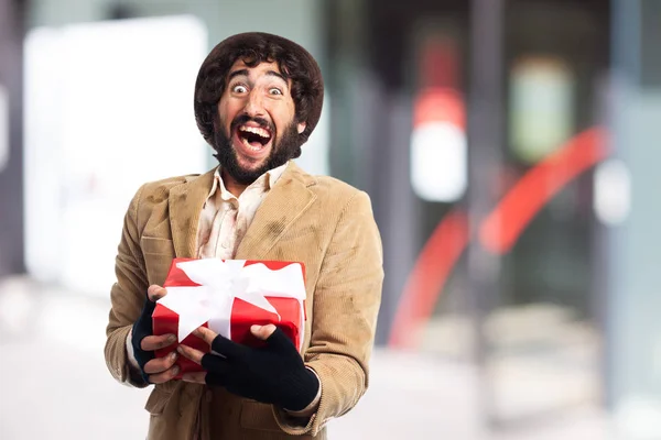 Glücklicher junger Mann mit Geschenk — Stockfoto