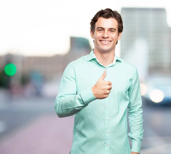Glücklicher junger Mann mit Okay-Zeichen — Stockfoto