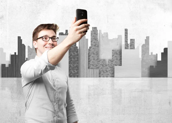 Mann macht Selfie mit Handy — Stockfoto