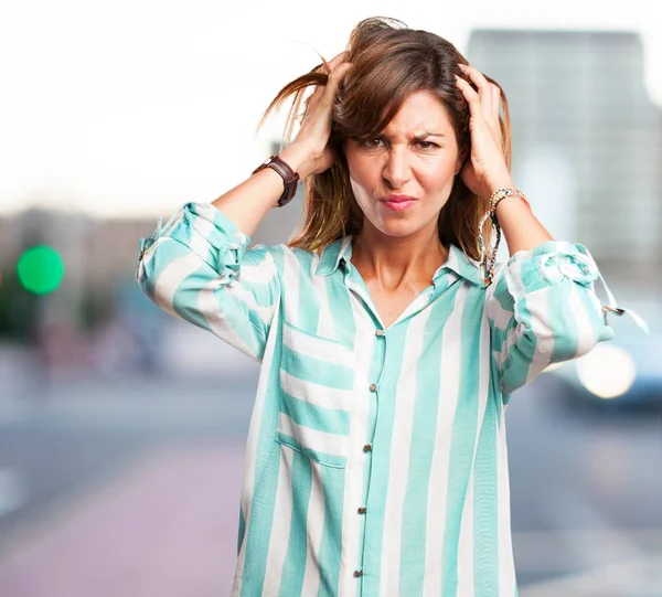 Boos jonge vrouw bedekking oren — Stockfoto