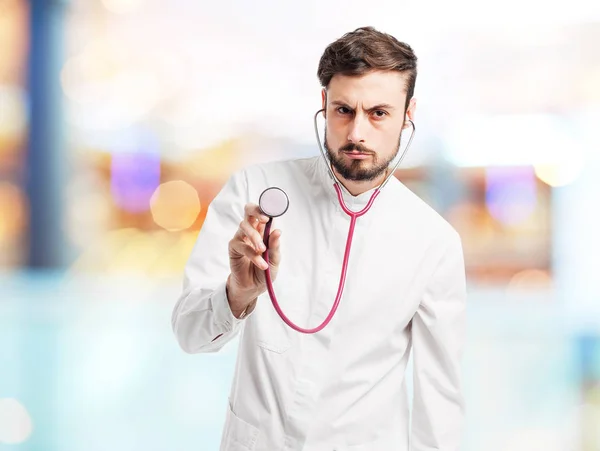 Homem médico zangado com estetoscópio — Fotografia de Stock