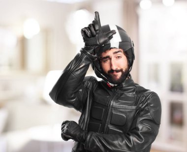 kaybeden işareti ile mutlu motorcu