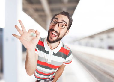 Tamam işareti ile çılgın genç adam