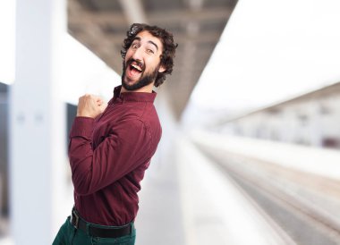 mutlu genç adam dans